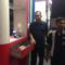 Petugas SPBU memperlihatkan laci penyimpanan uang yang digasak para pelaku. Foto : Istimewa