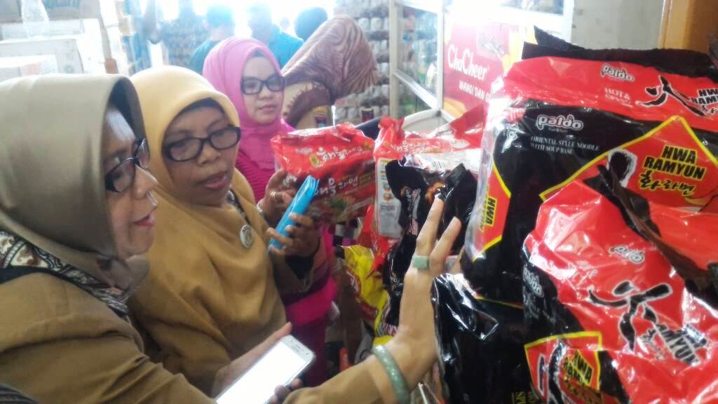BPOM Padang saat sidang produk mie instan asal Korea di lapangan. Senin (19/6/2017) Kabarpadang Image/Soenandarboedi