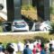 mobil sedan PJR milik Ditlantas Polda Sumbar membantu jemaah untuk mendengar suara imam dan khutbah khotib saat prosesi salat Id di Mapolda Sumbar