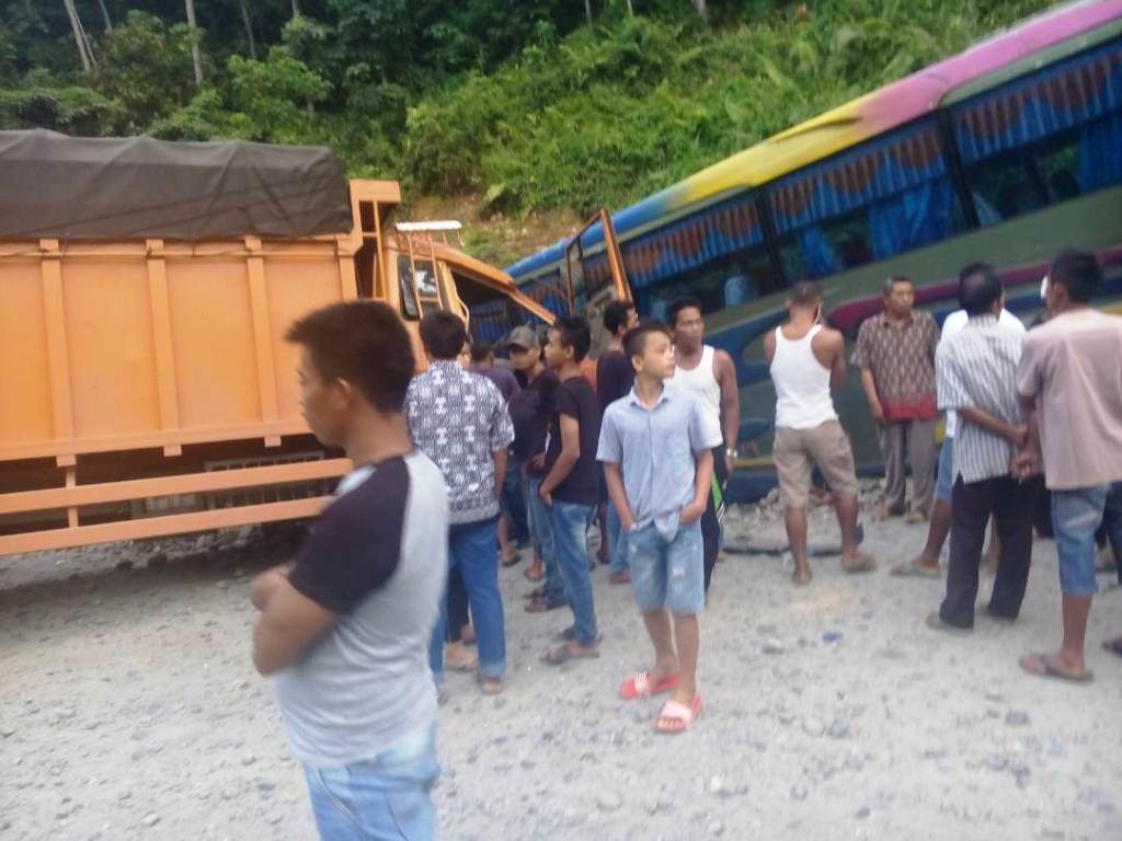 Tabrakan beruntun antara bus ALS dan FUSO di kawasan Jalan Lintas Sumatera Senin sore, (19/6/2017). Kabarpadang Image/Netizen