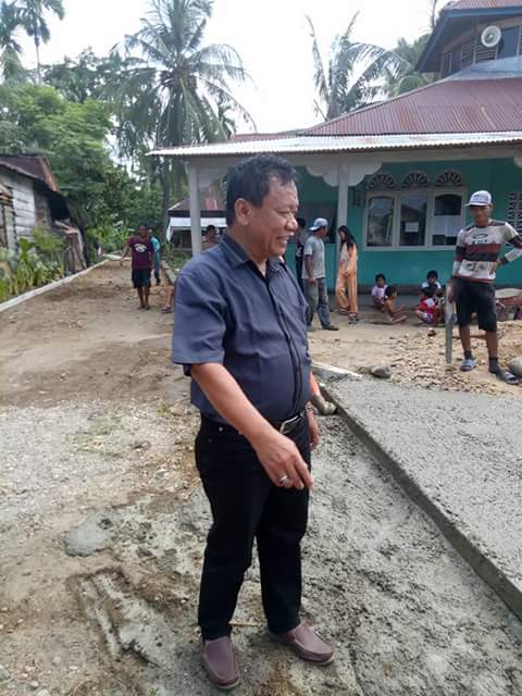 Wismar Panjaitan saat memantau pengerjaan betonisasi jalan lingkungan dari Pokir 2017.