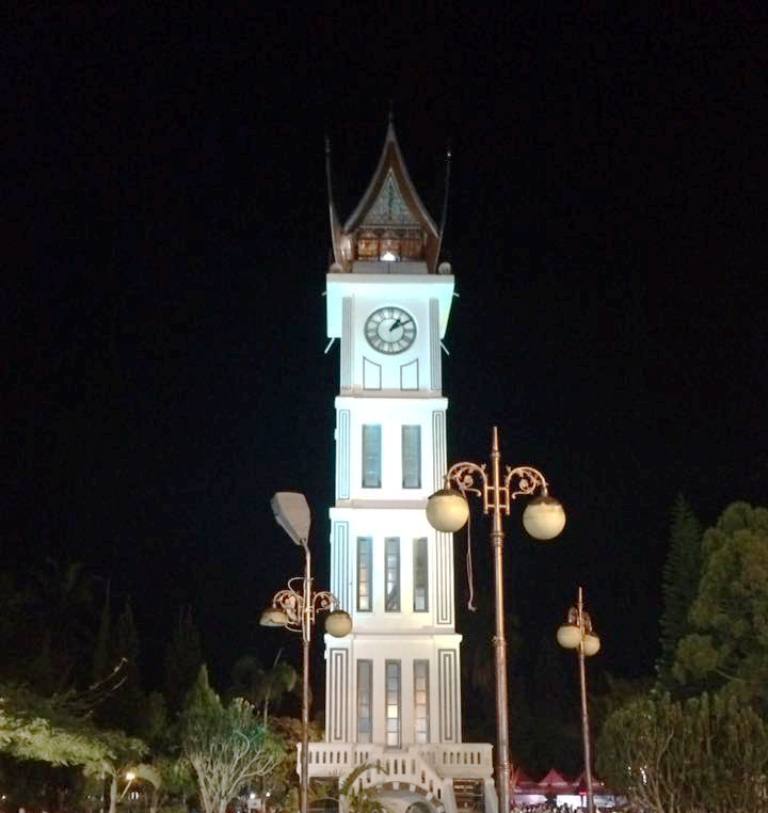 Ilustrasi/Suasana malam di kawasan Jam Gadang, Kota Bukittinggi, Sumatera Barat. Dok.@tanharimage