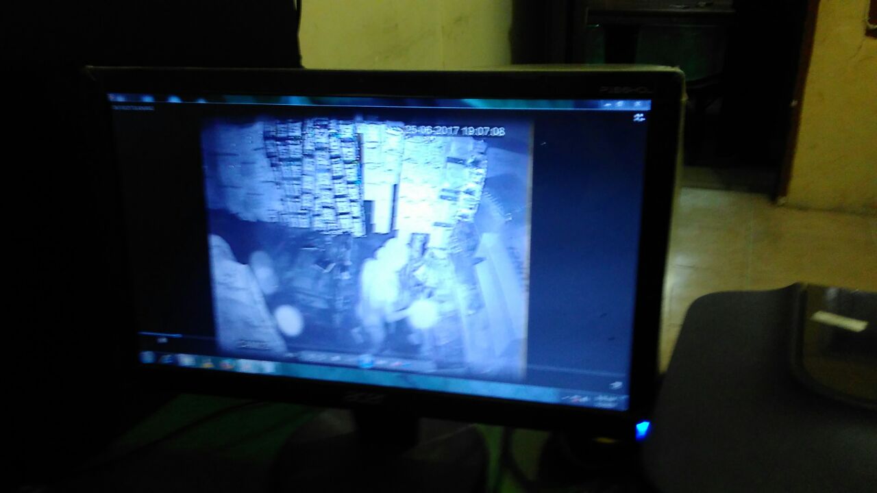 adegan pelaku yang terekam cctv saat mencuri di kedai di Kuranji. Photo @ihsan