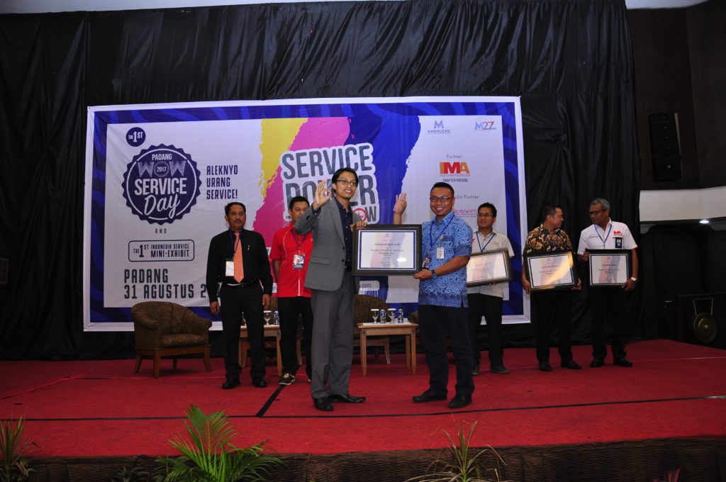 Branch Manager Blue Bird Padang Achmad Suhandi saat menerima penghargaan MarkPlus.Inc di Hotel Bumiminang, Kota Padang, Sumatera Barat, Kamis (31/8/2017)