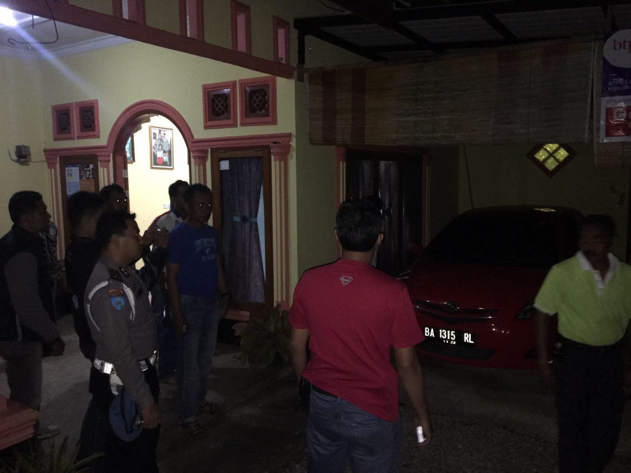 Tim Saber Pungli menangkap Sekretaris Nagari Aripan dikediamannya. Foto : Fernandez