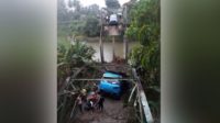 Dilintasi Truk Pasir, Jembatan di Lubuk Alung Ambruk