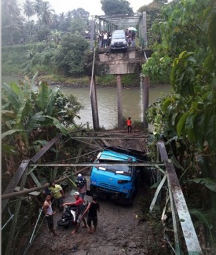 Jembatan Ambruk di Nagari Sikabu, Lubuk Alung. 