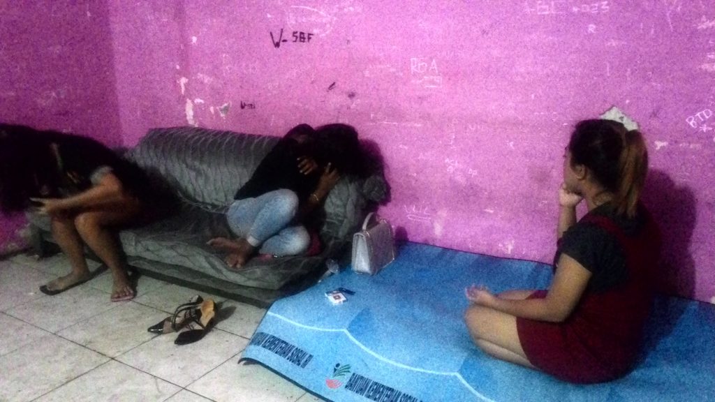 wanita yang bekerja di cafe berhasil di bawa ke Mako Pol PP Padang/@tanharimage