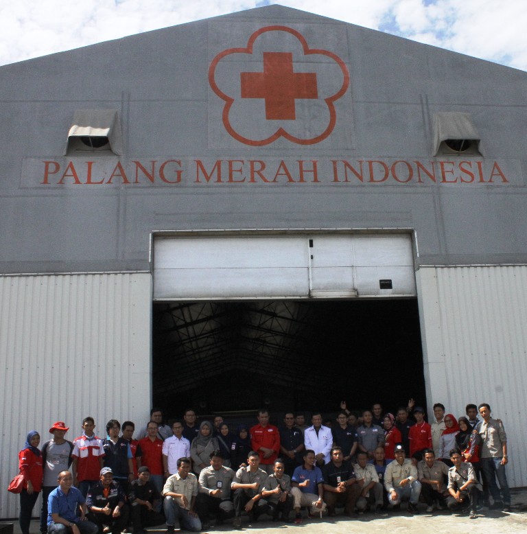 Para sukarelawan dari 17 provinsi seIndonesia saat mengikuti simulasi tanggap darurat bencana di gudang PMI Padang. @tanharimage