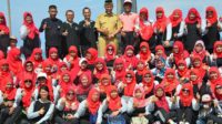 Ratusan Guru Bahasa Inggris Bersihkan Pantai Padang
