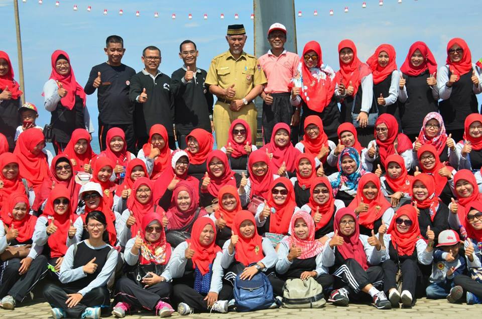 Aksi bersih Pantai Muaro Lasak yang dilakukan komunitas Guru Bahasa Inggris Kota Padang.