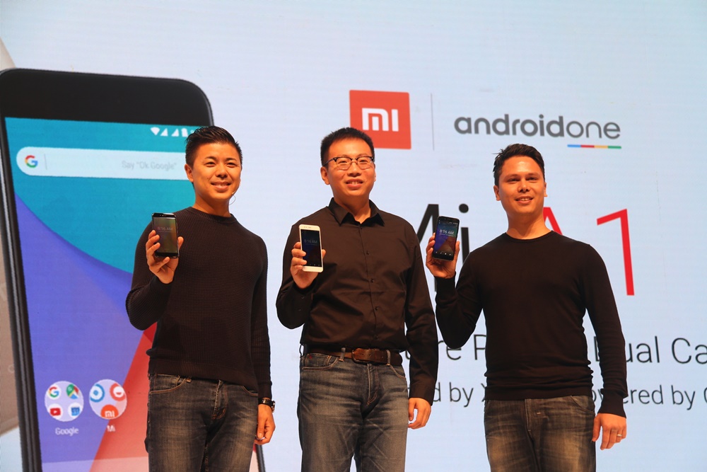 Director of Product Management and Marketing Xiaomi Global Donovan Sung, Head of Xiaomi South Pacific Region, Xiaomi Indonesia Country Manager Steven Shi Yan, dan Head of Consumer Marketing for South East Asia and South Asia Pete Nuchanatanon, sedang memperlihatkan Mi A1, smartphone pertama Xiaomi dalam program evolusi Android One