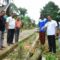 Camat Nanggalo Teddy Antonius meninjau lokasi pembangunan drainase bersama pemuka masyarakat Pagang Dalam, Kurao Pagang.