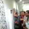 Pencinta seni sekaligus Wakil Ketua DPR RI Fadli Zon melihat karya senirupa dalam Pameran Senirupa Tambo #2 yang digelar Kampuang Sakato di Gedung Pameran, Taman Budaya, Padang, Sabtu.