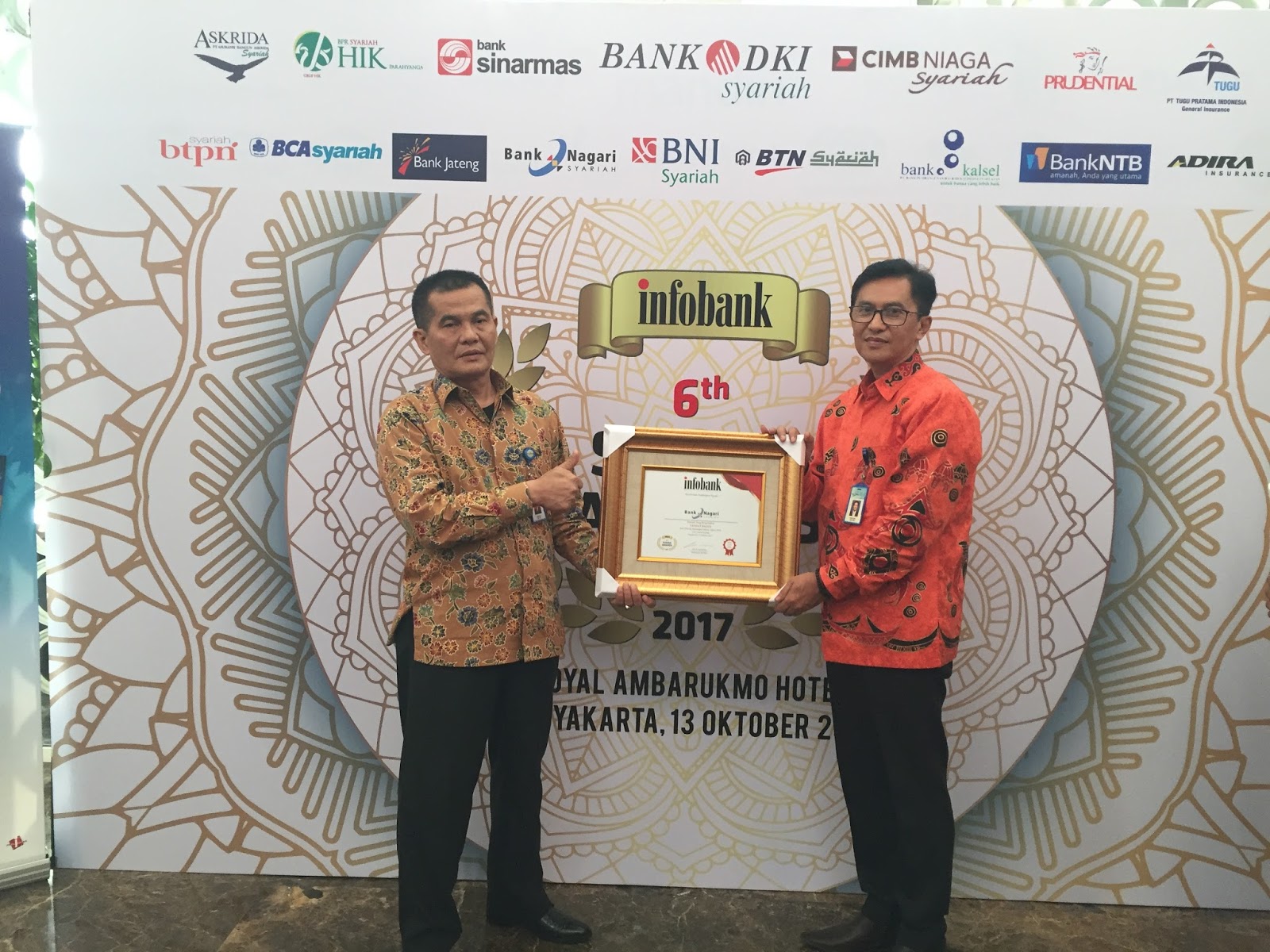 Direktur Kredit dan Syariah Bank Nagari Hendri didampingi Pemimpin Divisi Unit Syariah Bank Nagari Everyson menerima penghargaan Infobank Sharia Finance Awards 2017.