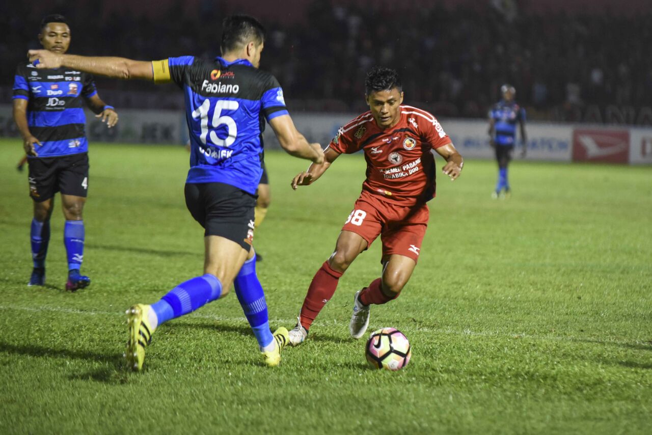 Laga Semen Padang FC melawan Madura United dalam laga lanjutan Gojek Traveloka Liga 1 di Stadion Agus Salim, Kota Padang, Jumat malam. Foto : Istimewa