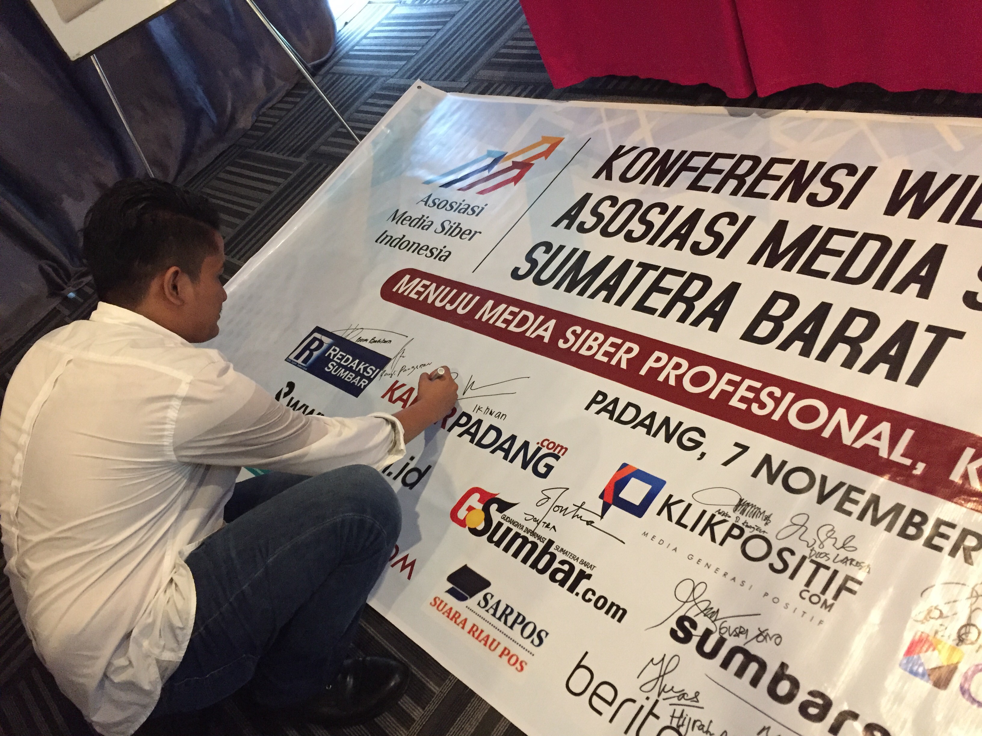 Pemimpin Redaksi Kabarpadang.com Ikhwan saat mentandatangani secara simbolis hadirnya Asosiasi Media Siber Indonesia (AMSI) Wilayah Sumatera Barat. Foto : Istimewa