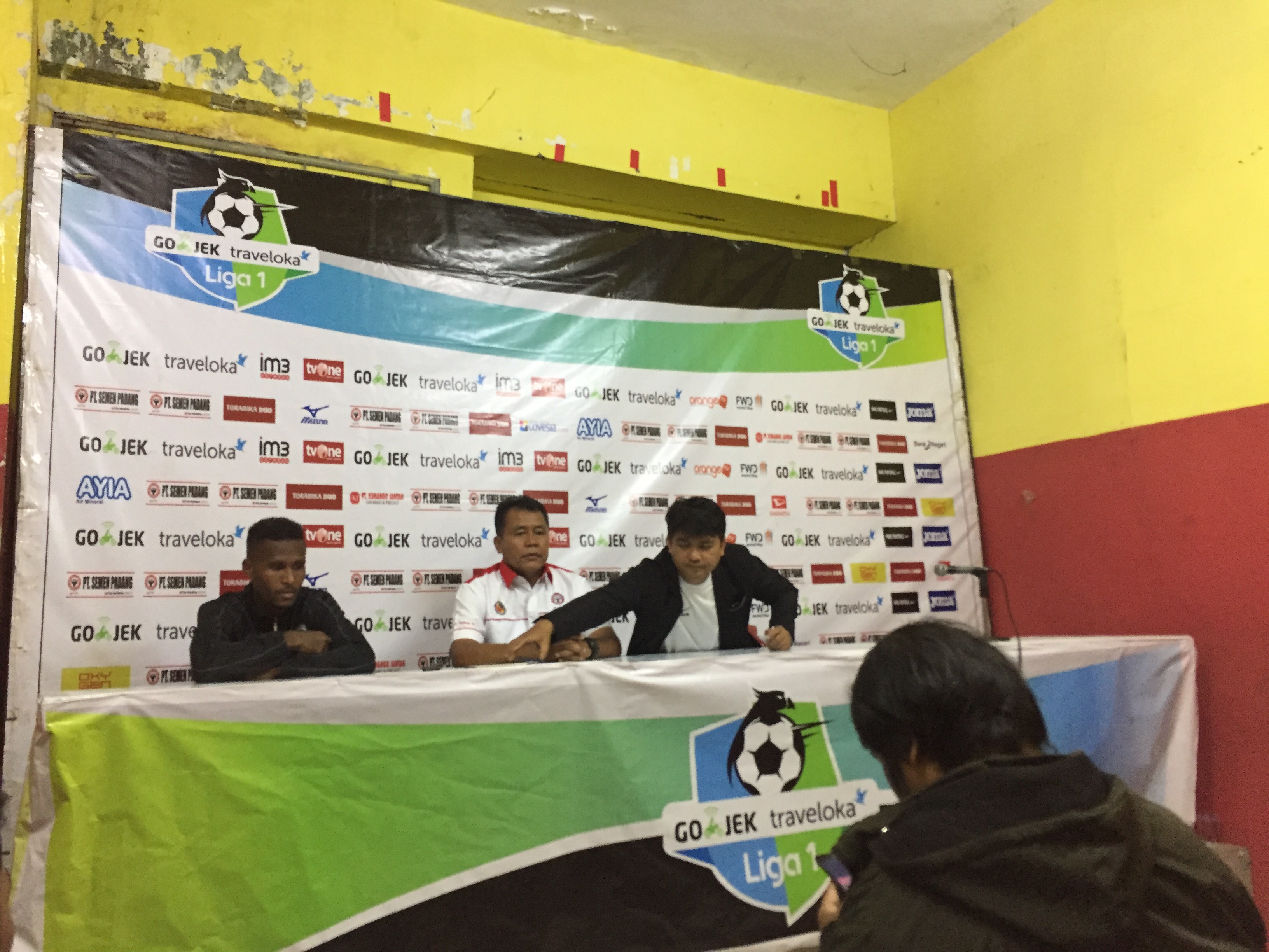 Konferensi pers usai laga Semen Padang FC melawan PS TNI di Stadion Agus Salim, Padang, Minggu sore.