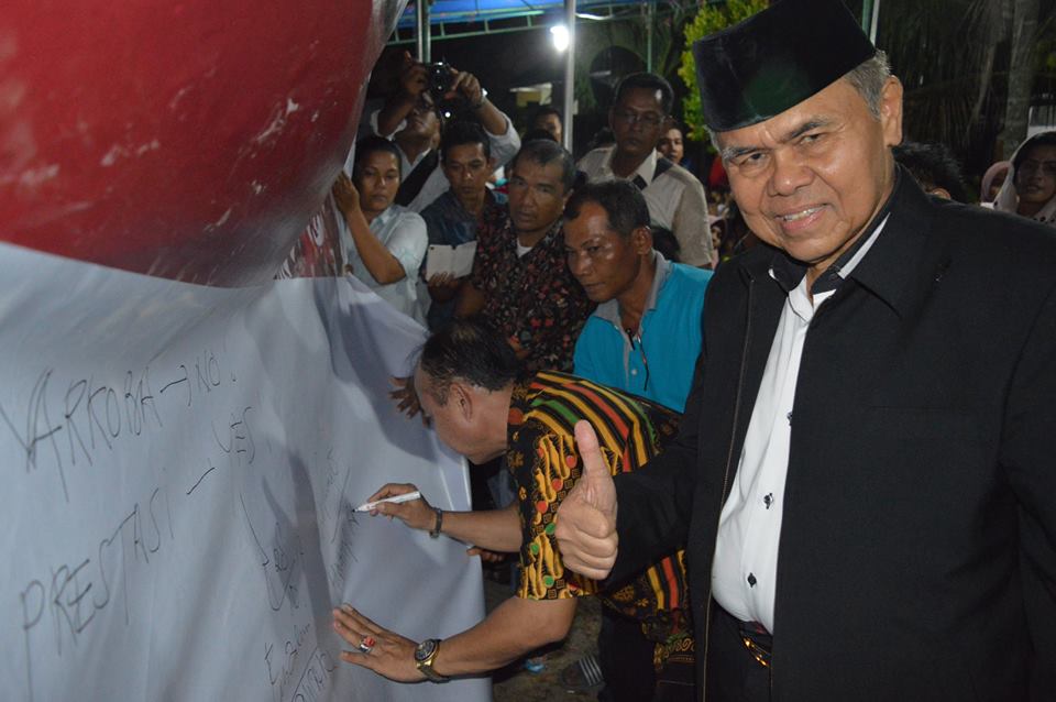 Wakil Walikota Padang Emzalmi yang juga Ketua BNK Padang bersama Wahyu Iramana Putra (Wakil Ketua DPRD Kota Padang) menandatangani spanduk anti narkoba di Kelurahan Alai Parak Kopi, Kecamatan Padang Timur sebagai Kelurahan Bebas Narkoba dan Maksiat beberapa waktu lalu