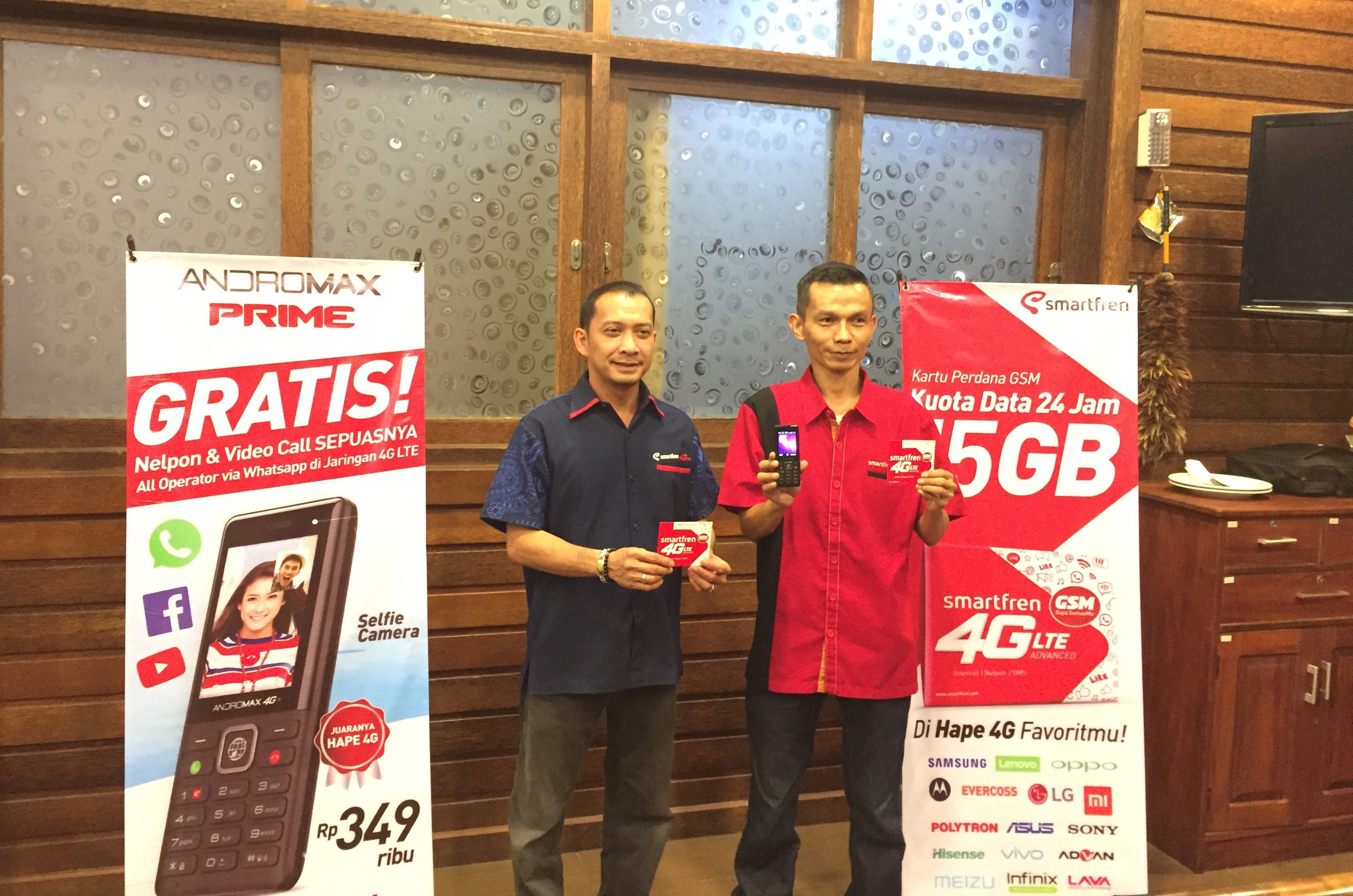 Regional Head North Sumatera Smartfren, Antony Pandapotan bersama Cluster Manager Smartfren Sumbar, A. Fakhrurrazi menunjukkan program baru dari Smartfren.