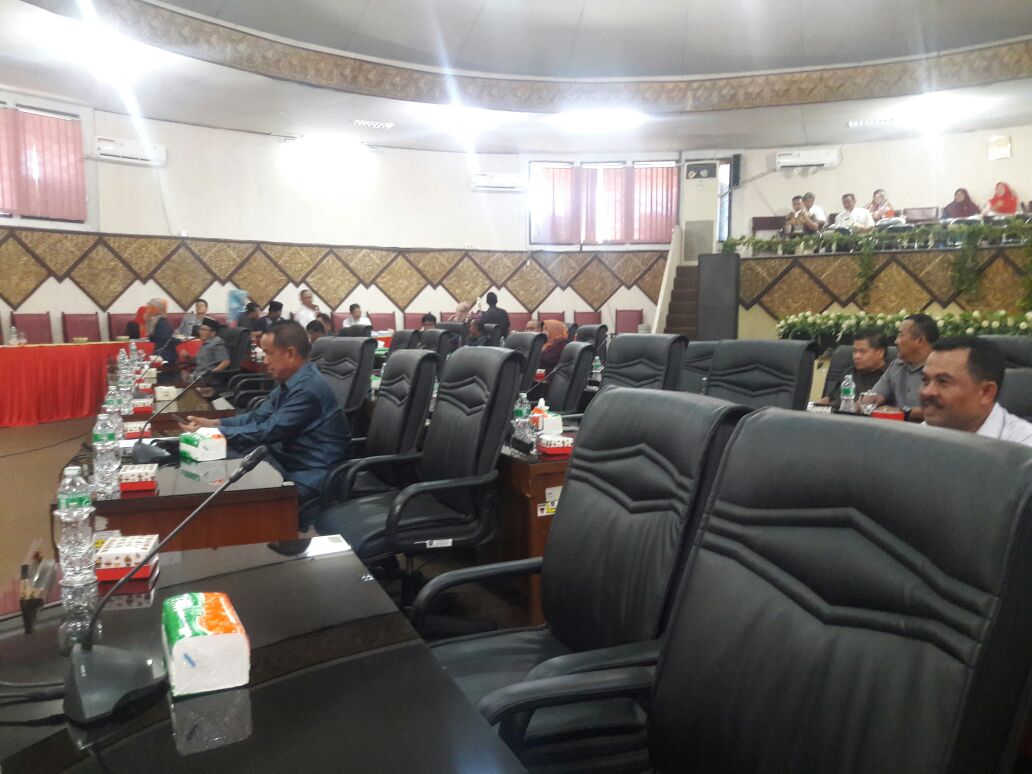 Paripurna Dewan Perwakilan Rakyat Daerah (DPRD) Kota Padang tentang penutupan masa sidang III Tahun 2017 sekaligus pembukaan masa sidang I tahun 2018 pada Jumat (29/12/2017).