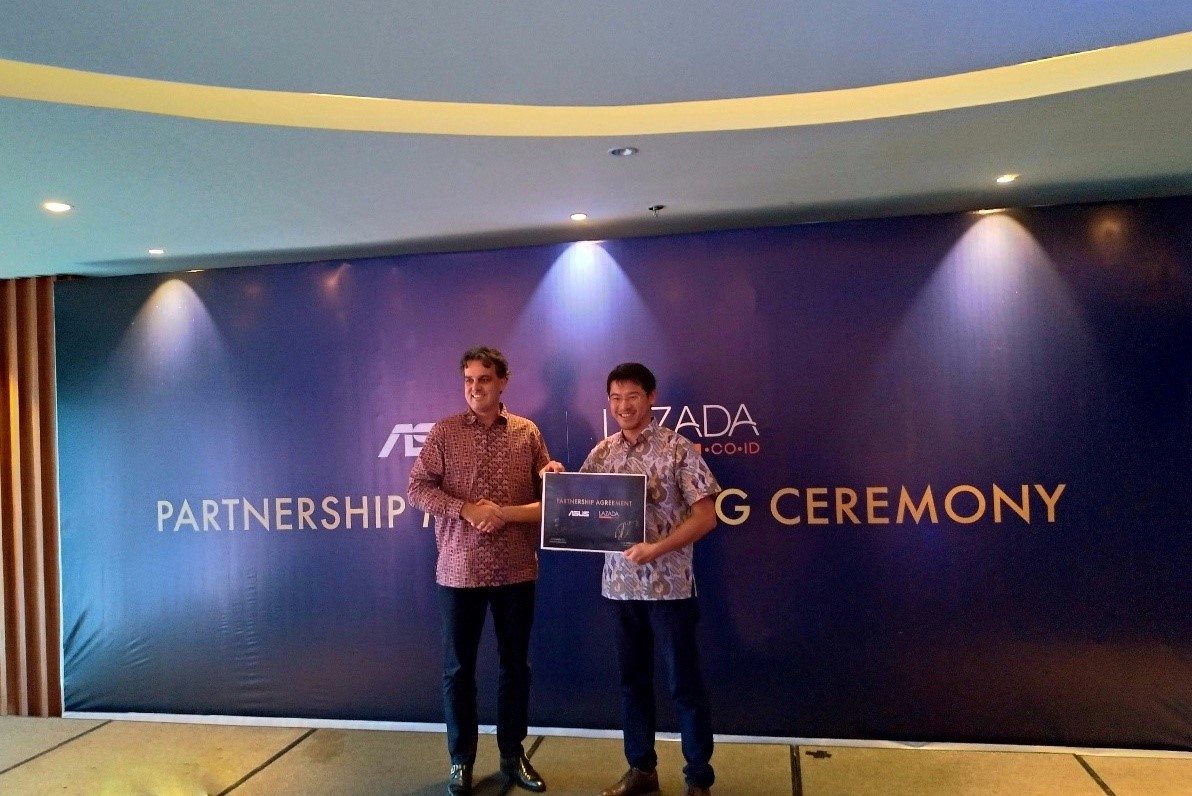 Chief Brand Officer Lazada Group Bob Sprengers dan Regional Director ASUS South East Asia Benjamin Yeh saat MoU kerjasama penjualan smartphone Asus terbaru. Foto : Asus Indonesia