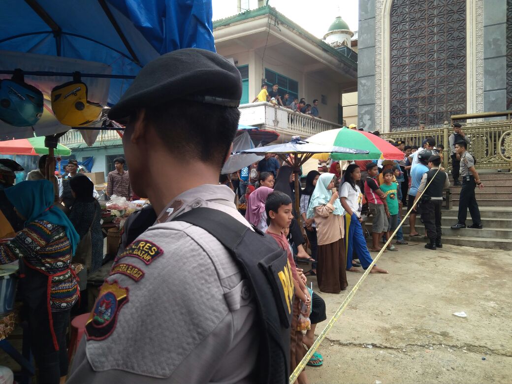 Pihak kepolisian Tanah Datar melakukan pengamanan dan sterilisasi pada Mesjid Al Ikhsan, Batusangkat, Kabupaten Tanah Datar. Foto : Kabarsumbar
