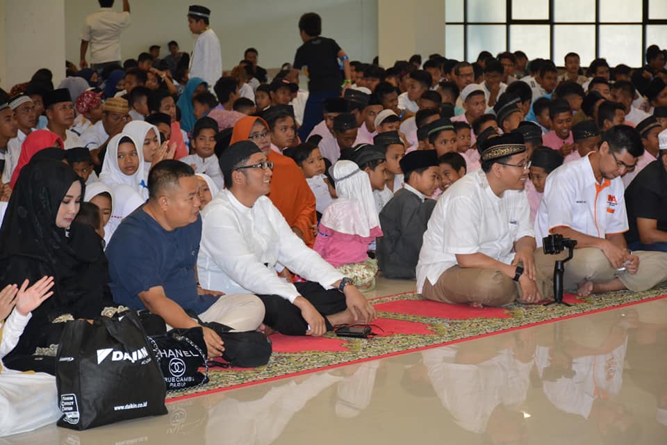 Buka bersama Dunsanakan Anak Yatim Padang dengan 1.100 anak yatim di Masjid Raya Sumatera Barat, Kota Padang, Minggu 26 Mei 2019. Foto : Istimewa