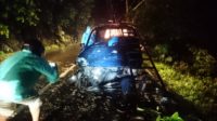 Batu Besar Akibat Longsor Timpa Satu Unit Mobil di Padang