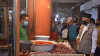 Pemko Pasangi Stiker Pedagang yang Sudah Tes Swab di Pasar Raya Padang