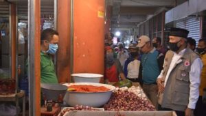 Pemko Pasangi Stiker Pedagang yang Sudah Tes Swab di Pasar Raya Padang