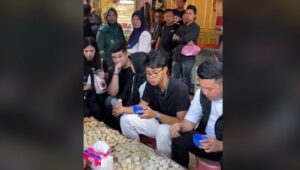 Alam Ganjar Jadi Sorotan Publik Saat Makan Pekmpek di Pasar Tradisional