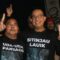 Anies Baswedan membagikan kaos limited edition bertuliskan "Sitinjau Lauik" kepada Caleg Partai Ummat Adrian Tuswandi.