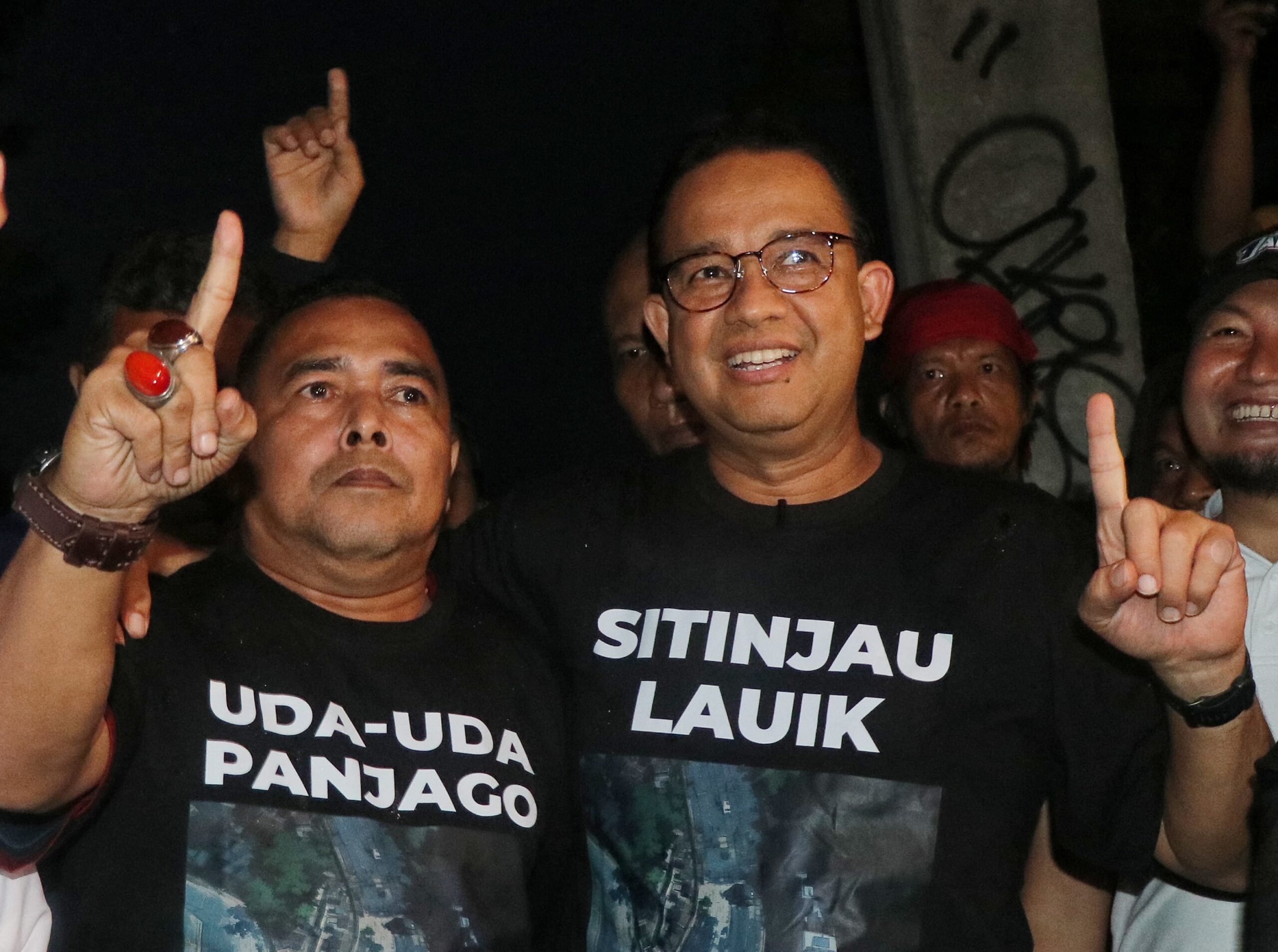 Anies Baswedan membagikan kaos limited edition bertuliskan "Sitinjau Lauik" kepada Caleg Partai Ummat Adrian Tuswandi.