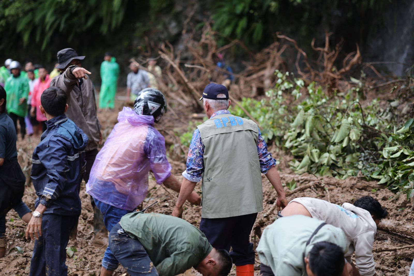 Gubernur Sumbar Mahyeldi saat membantu evakuasi korban longsor di Sitinjau Lauik, Solok, Minggu (12/5/2024). Foto : Istimewa