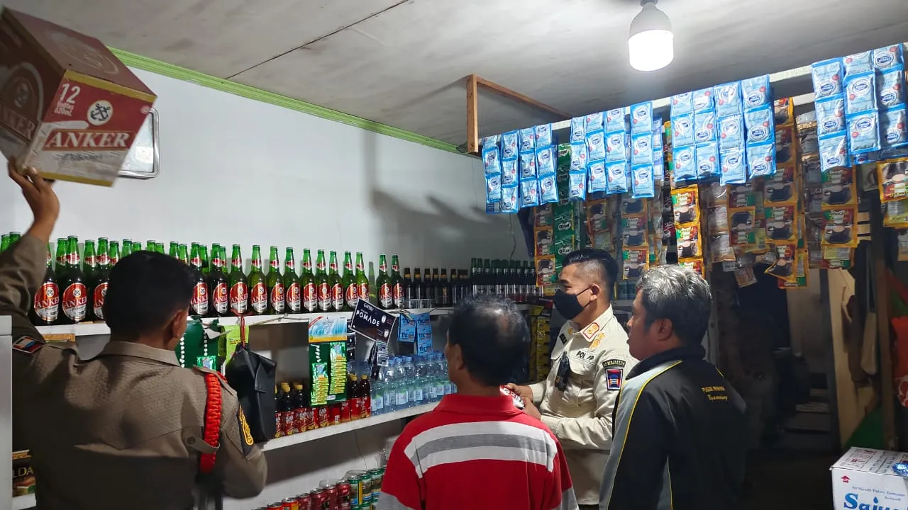 satpol-pp-padang-amankan-puluhan-botol-minuman-beralkohol-ilegal-di-padang-timur