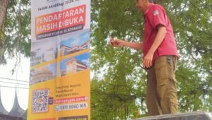 Satpol PP Tanah Datar Tertibkan Ratusan Baliho Liar