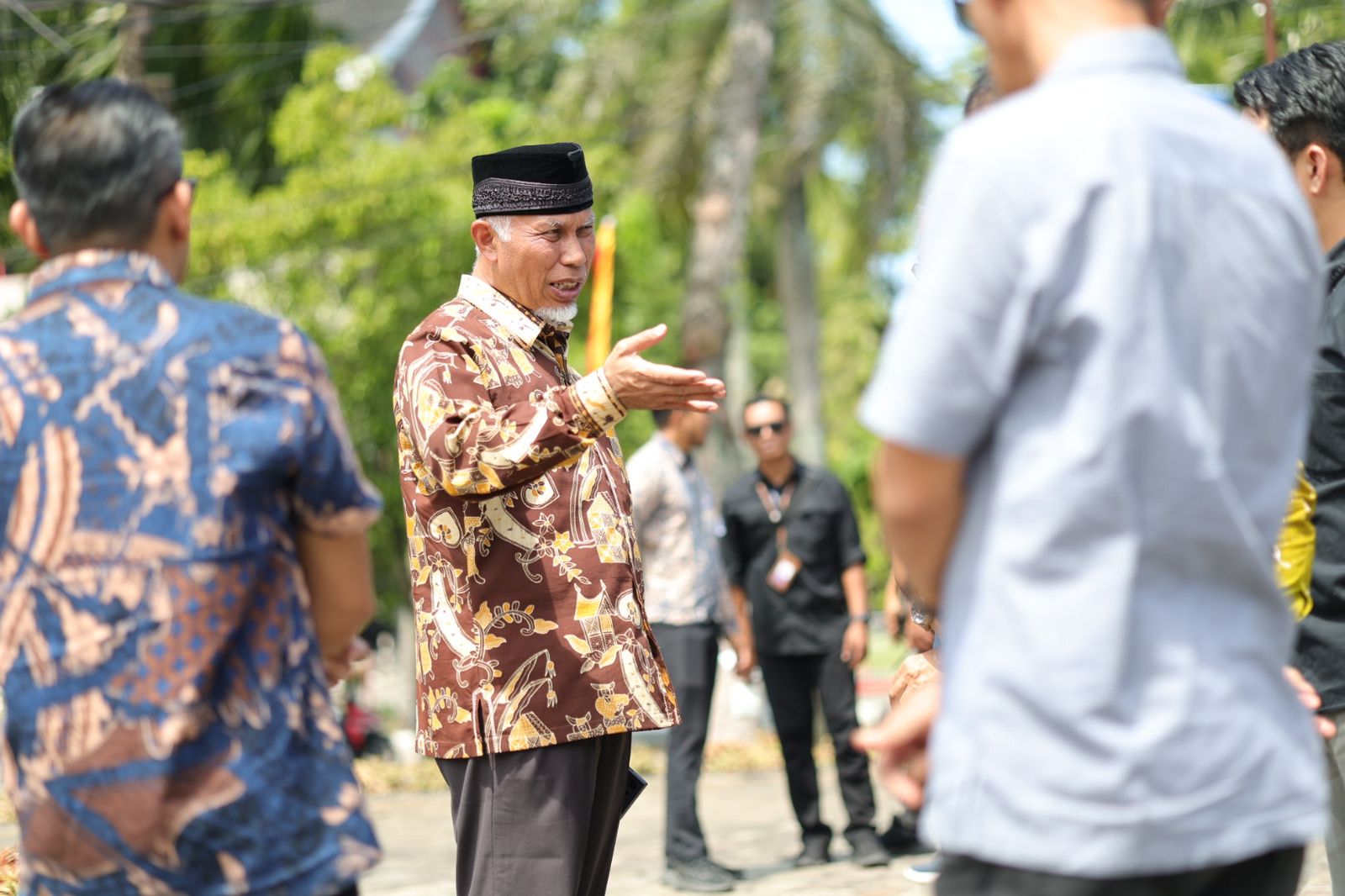 Gubernur Sumbar Mahyeldi saat meninjau persiapan acara di Masjid Raya Sumbar, Kamis (4/7/2024). Foto : Istimewa