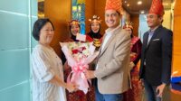 Hari Pelanggan, BRI Padang Berikan Kejutan Berbalut Pakaian Adat