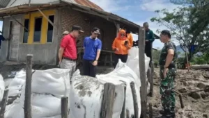 Abrasi Pantai Rusak 3 Rumah dan 1 Musala di Padang