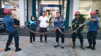 Evakuasi Dramatis Ular Piton Tiga Meter dari Ruang Tunggu Bank di Padang