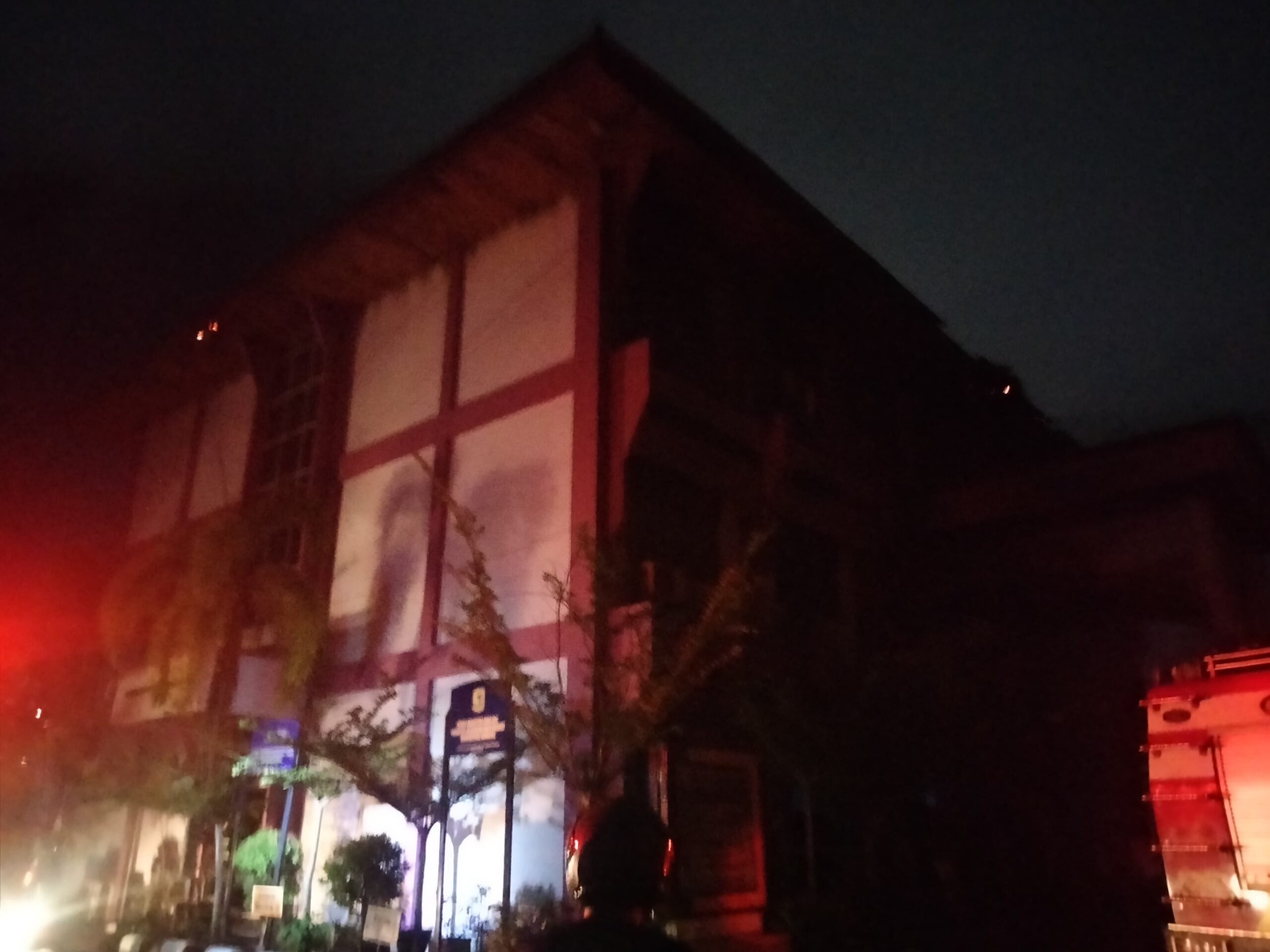 lantai-1-3-gedung-fkm-unand-ludes-terbakar:-ruang-kelas-dan-kantor