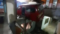 Rem Blong, Angkot Tabrak Dua Rumah di Padang