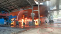 300 Personel Padamkan Kebakaran Pabrik Karet Padang Selama 17 Jam