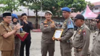 Apresiasi ASN Satpol PP, Wawako Padang Serahkan Penghargaan
