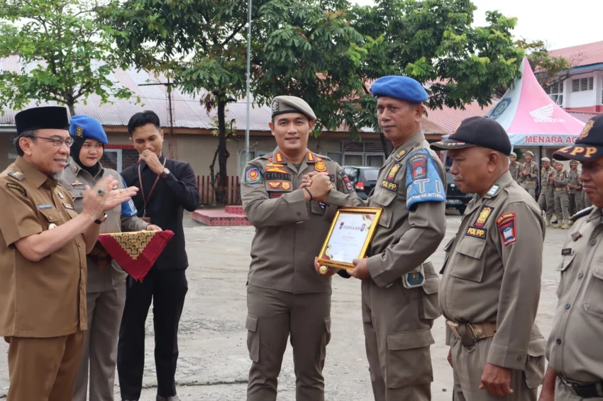 wawako-padang-apresiasi-dedikasi-asn-satpol-pp,-serahkan-piagam-penghargaan