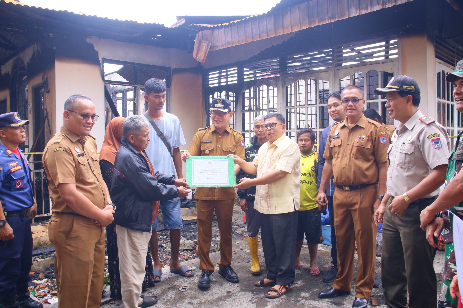 pemko-dan-baznas-payakumbuh-salurkan-bantuan-untuk-korban-kebakaran-di-nan-kodok