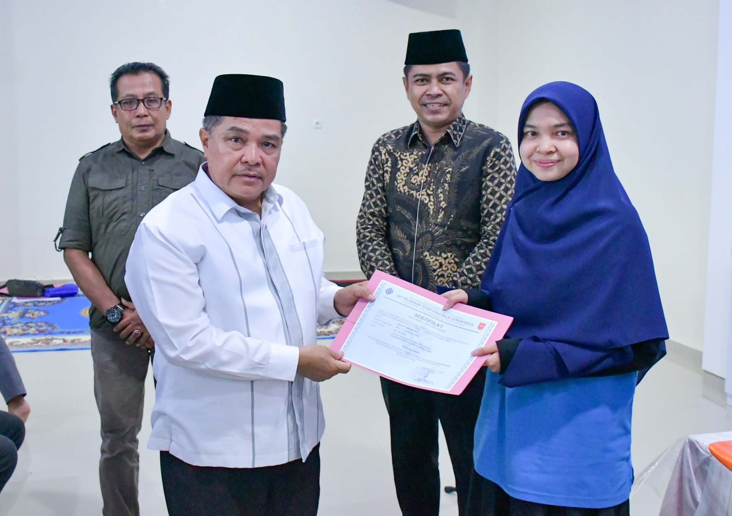 pelatihan-digital-marketing-resmi-ditutup,-bupati-agam:-awal-cetak-1000-entrepreneur-muda-baru