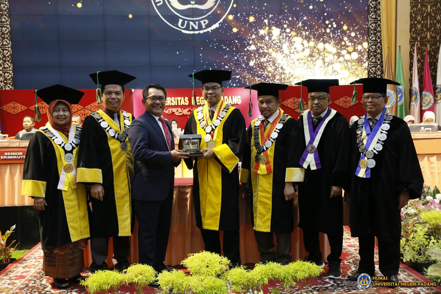 orasi-ilmiah-di-wisuda-139-unp,-bupati-padang-pariaman-ajak-wisudawan-kembangkan-potensi-ekonomi-kreatif