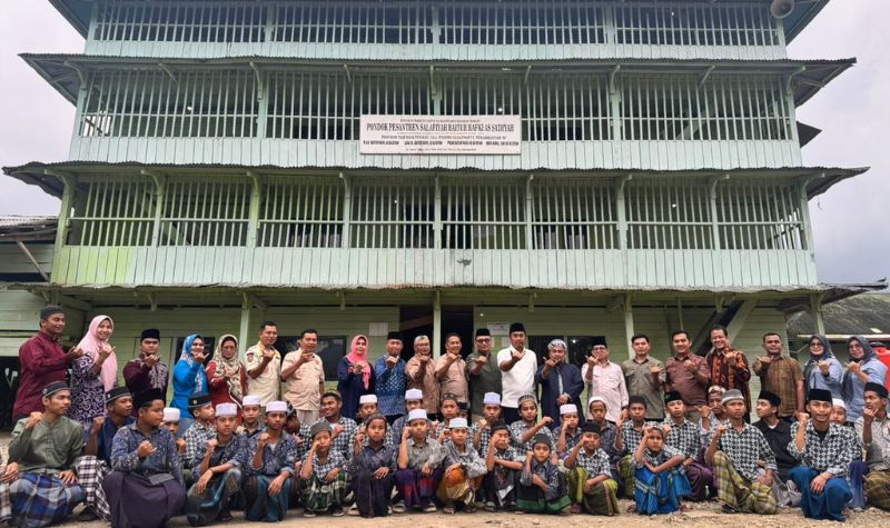 wagub-vasko-ruseimy-serahkan-hibah-rp2,7-miliar-untuk-anak-anak-lksa-di-pasaman-barat